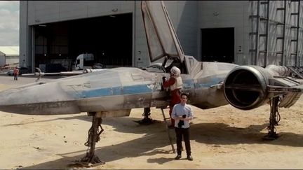 Le r&eacute;alisateur am&eacute;ricain J.J. Abrams, devant le X-Wing, conduit dans le 4e volet de la saga "Star Wars" par Luke Skywalker.&nbsp; (WWW.OMAZE.COM / STARWARS / LUCASFILM LTD.)