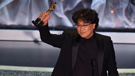 Le cinéaste sud-coréen Bong Joon-ho le 10 février 2020 à Hollywood lors de la 92e cérémonie des Oscars. (MARK RALSTON / AFP)