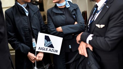 Des salariés de la compagnie Aigle Azur, devant le ministère des Transports à Paris, le 9 septembre 2019. (STEPHANE DE SAKUTIN / AFP)