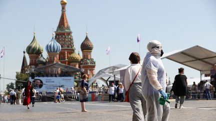 Des personnes portant un masque visitent un salon du livre sur la place Rouge à Moscou (Russie), le 18 juin 2021. (SEFA KARACAN / ANADOLU AGENCY / AFP)