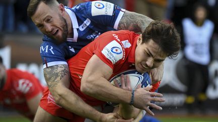 Le demi de mêlée toulousain Antoine Dupont face aux Anglais de Sale, le 18 décembre 2022. (VALENTINE CHAPUIS / AFP)