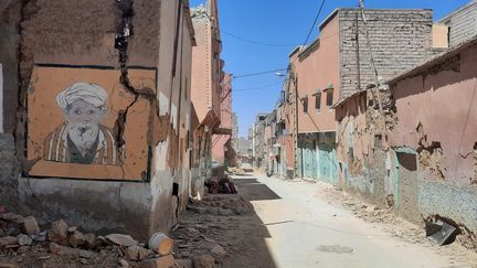 La ville d'Amizmiz, en partie détruite par le séisme au Maroc. (SANDRINE ETOA-ANDEGUE / FRANCEINFO / RADIOFRANCE)