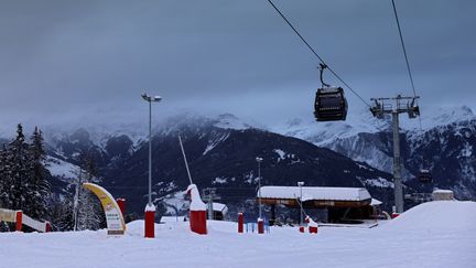 Une remontée mécanique de la station de ski de Courchevel (Savoie), en décembre 2020. (THOMAS COEX / AFP)