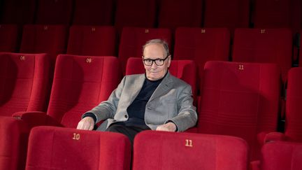 Le compositeur italien Ennio Morricone dans un cinéma à Berlin (Allemagne), le 6 décembre 2013. (J?RG CARSTENSEN / DPA)