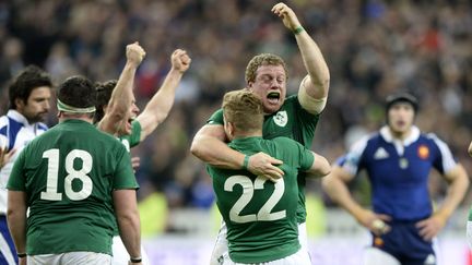 L'Irlandais Sean Cronin c&eacute;l&egrave;bre la victoire de l'Irlande au stade de France avec&nbsp;Ian Madigan, le 15 mars 2014. (FRANCK FIFE / AFP)