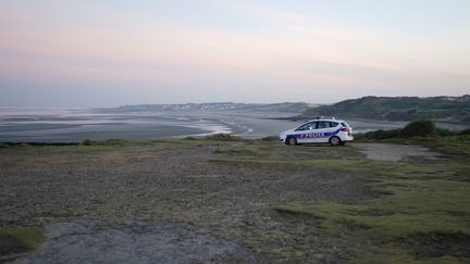 Un véhicule de police stationné aux abords d'une plage de Wimereux (Pas-de-Calais), le matin du 21 septembre 2021. (PIERRE-LOUIS CARON / FRANCEINFO)