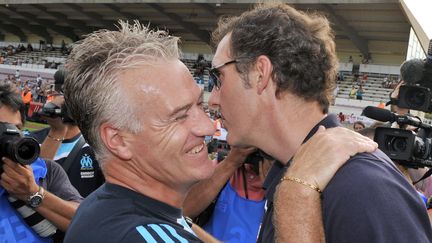 Didier Deschamps (G) et Laurent Blanc lors d'un match amical entre Marseille et Bordeaux, le 21 juillet 2009. Le premier vient de succ&eacute;der au second &agrave; la t&ecirc;te de l'&eacute;quipe de France. (PIERRE ANDRIEU / AFP)