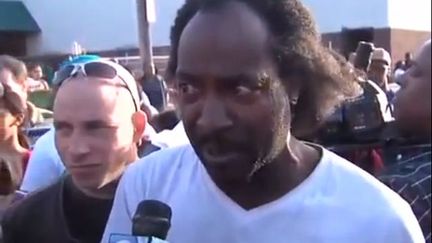 Capture d'&eacute;cran de l'interview de Charles Ramsey, l'homme qui a d&eacute;couvert trois jeunes femmes enferm&eacute;es depuis une dizaine d'ann&eacute;es dans la maison voisine, &agrave; Cleveland (Ohio), le 6 mai 2013.&nbsp; (ABC / YOUTUBE)