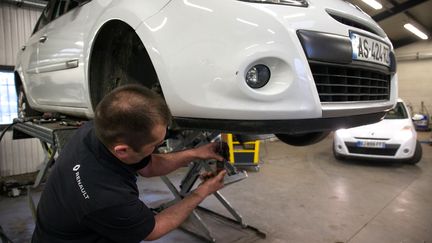 A mechanic works in a garage in Valence (Drôme), April 11, 2019. (NICOLAS GUYONNET / HANS LUCAS / AFP)