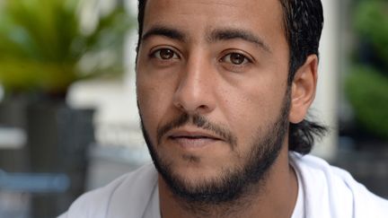 Le rappeur Lacrim, de son vrai nom&nbsp;Karim Zenoud, &agrave; Paris, le 26 ao&ucirc;t 2014. (PIERRE ANDRIEU / AFP)