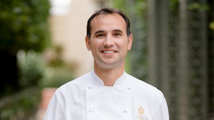 Le chef pâtissier François Perret, meilleur pâtissier de restaurant du monde en 2019, dans les jardins du Ritz à Paris, où il trouve une partie de son inspiration. (RITZ PARIS / STUDIO-ALTEREGO)