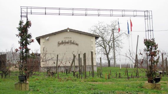 A l'entr&eacute;e du ch&acirc;teau Bellefont-Belcier &agrave; Saint-Emilion (Gironde), les drapeaux fran&ccedil;ais, europ&eacute;en et chinois, le 16 janvier 2013. (THOMAS BAIETTO / FRANCETV INFO)