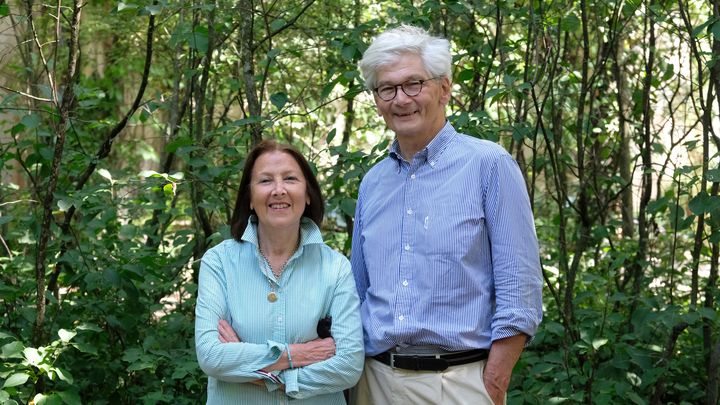 Laetitia et Jacques Bataille, les propriétaires des jardins de la Croze, à Billom.&nbsp; (ISABELLE MORAND / DIDIER HIRSCH / RADIO FRANCE / FRANCE INFO)