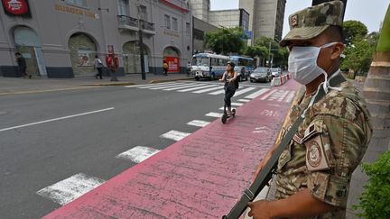 Un soldat contrôle les déplacements de la population péruvienne, appelée à rester chez elle face au coronavirus, à Lima, le 16 mars 2020.&nbsp; (CRIS BOURONCLE / AFP)