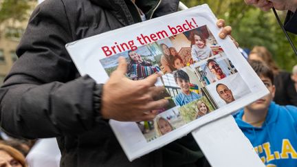 Un manifestant tient une pancarte qui appelle à la libération des otages israéliens lors d'une manifestation à New York (Etats-Unis), le 11 octobre 2023. (SPENCER PLATT / GETTY IMAGES NORTH AMERICA)