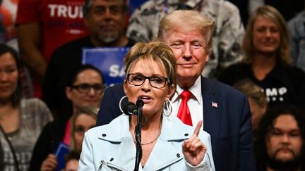 Sarah Palin, qui brigue le&nbsp;siège de l'Alaska à la Chambre des représentants des Etats-Unis, en compagnie de Donald Trump lors d'un meeting à Anchorage, la capitale de l'Alaska, le 9 juillet 2022. (PATRICK T. FALLON / AFP)