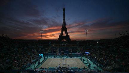 Les pieds dans le sable. Les épreuves olympiques de beach-volley ont débuté, 27 juillet, dans l'éphémère Stade Tour Eiffel, où le plus célèbre monument de Paris semble apprécier le spectacle. (MAURO PIMENTEL / AFP)