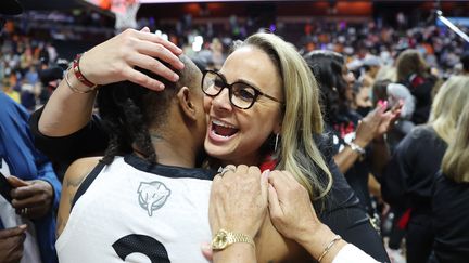 Becky Hammon, le 18 septembre 2022, célèbre une victoire de son équipe, les Las Vegas Aces, contre le Connecticut Sun. (MADDIE MEYER / GETTY IMAGES NORTH AMERICA via AFP)