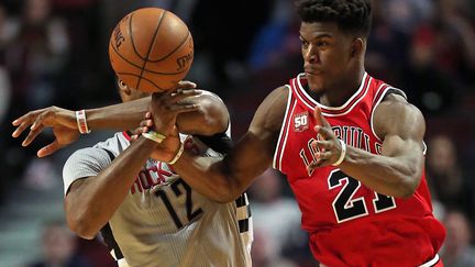 Dwight Howard (Houston Rockets) et Jimmy Butler (Chicago Bulls) au duel (JONATHAN DANIEL / GETTY IMAGES NORTH AMERICA)