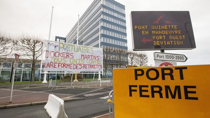 Le port du Havre bloqué par les dockers et les marins en grève contre la réforme des retraites, le 9 janvier 2020. (QUENTIN D?HAIS / MAXPPP)