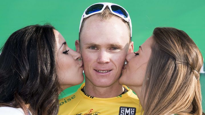 Christopher Froome, entour&eacute; par deux h&ocirc;tesses, sur le podium du Tour de Suisse, le 25 avril 2013.&nbsp; (JEAN-CHRISTOPHE BOTT / AP / SIPA)