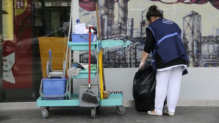 Une employ&eacute;e d'une entreprise de nettoyage professionnel, &agrave; Nantes (Loire-Atlantique), le 25 mars 2013. Dans ce secteur, 70% des salari&eacute;s travaillent moins de 24 heures par semaine. (ALAIN LE BOT / AFP)