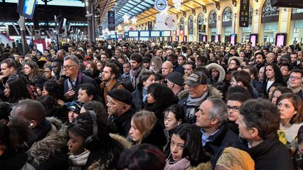 Des voyageurs patientent sur les quais de la gare Saint-Lazare, le 16 décembre 2019 à Paris. (BERTRAND GUAY / AFP)