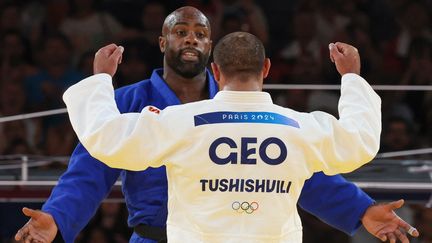 Teddy Riner après l'incident face à Guram Tushishvili, lors de la demi-finale de judo des Jeux olympiques de Paris, le 2 août 2024. (JACK GUEZ / AFP)