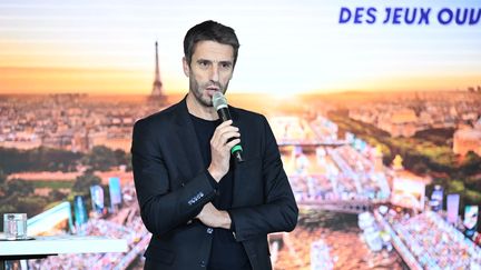 Le président du Comité organisateur des Jeux olympiques et paralympiques, Tony Estanguet, lors d'une conférence de presse à Paris, le 20 décembre 2023. (BERTRAND GUAY / AFP)