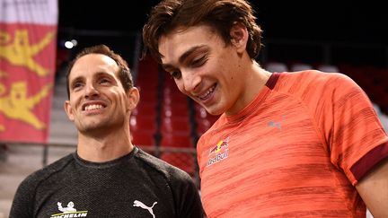 Les deux perchistes Renaud Lavillenie et Armand Duplantis lors du Perche Élite Tour à Rouen, le 6 février 2021.  (FRANCK FIFE / AFP)