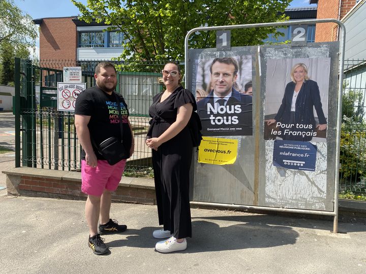 Aurore et Logan votent pour le second tour de l'élection présidentielle, le 24 avril 2022, à Hénin-Beaumont (Pas-de-Calais). (RAPHAEL GODET / FRANCEINFO)