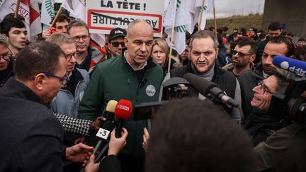 Le président de la FNSEA Arnaud Rousseau et son homologue des Jeunes Agriculteurs Arnaud Gaillot, le 25 janvier 2024 à Nitry (Yonne). (ARNAUD FINISTRE / AFP)