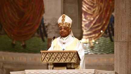 Le révérend Wilton Gregory, archevêque de Washington, célèbre une messe à la Basilique du sanctuaire national de l'immaculée conception à Washington, le 12 avril 2020. (EVA HAMBACH / AFP)