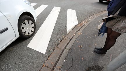 Un piéton devant un passage clouté. (MATTHIEU BOTTE / MAXPPP)