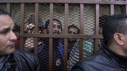 Des pr&eacute;venus laissent &eacute;clater leur soulagement apr&egrave;s leur acquittement dans une affaire de "d&eacute;bauche", le 12 janvier 2015, dans un tribunal du Caire (Egypte). (HASSAN MOHAMED / ANADOLU AGENCY / AFP)