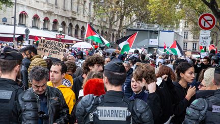 Un rassemblement en soutien au peuple palestinien, interdit par la préfecture de Paris, le 28 octobre 2023. (VALERIE DUBOIS / HANS LUCAS / AFP)