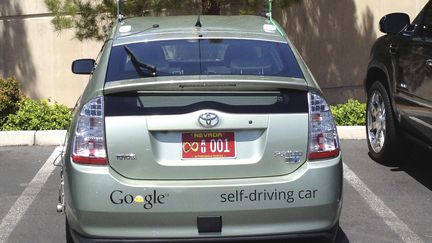 La prei&egrave;re voiture de Google qui se conduit seule a &eacute;t&eacute; immatricul&eacute;e dans le Nevada. Sa plaque porte le symbole de l'infini et 001. (REUTERS)