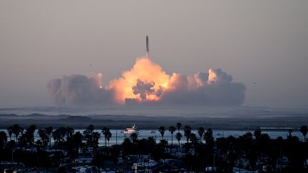 Le lancement de la fusée Starship depuis la base de Boca Chica, au Texas (Etats-Unis), le 18 novembre 2023. (TIMOTHY A. CLARY / AFP)