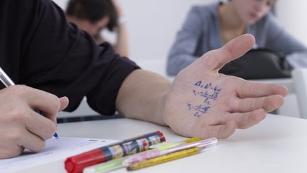 Un jeune homme regarde son antis&egrave;che lors d'une &eacute;preuve de math&eacute;matiques.&nbsp; (FUSE / GETTY IMAGES)