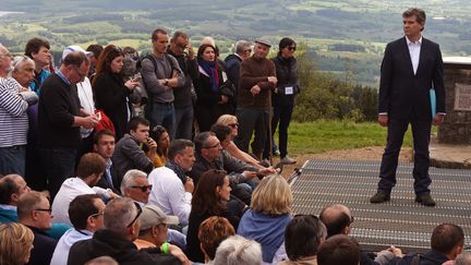 Arnaud Montebourg prononce un discours au mont Beuvray (Saône-et-Loire), le 16 mai 2016. (PHILIPPE DESMAZES / AFP)