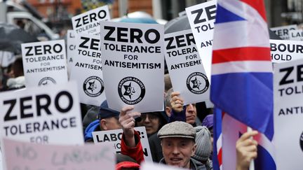 Des manifestants lors d'une marche contre l'antisémitisme, à Londres, le 8 avril 2018. (TOLGA AKMEN / AFP)