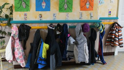 Les manteaux d'enfants d'une classe de primaire de&nbsp;Gavarnie-Gedre (Hautes-Pyrénées), le 16 mars 2018. (PASCAL PAVANI / AFP)