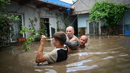 Dans la région de Galati, dans le sud-est de la Roumanie, 5 000 foyers sont touchés par les inondations, comme ici le 14 septembre, dans le village de Slobozia Conachi. (DANIEL MIHAILESCU / AFP)