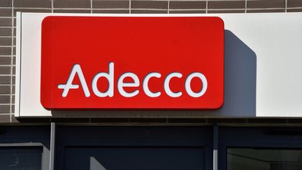 Une enseigne du groupe Adecco à Nantes en 2017. (LOIC VENANCE / AFP)