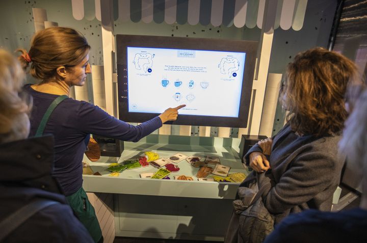 Un jeu multimédia invite le visiteur à choisir ses aliments pour consommer les 30 grammes de fibres alimentaires recommandées par jour. Exposition "Microbiote" à la Cité des sciences et de l'industrie. 
 (Cité des sciences et de l&#039;industrie / N Breton)