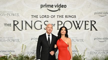 Jeff Bezos, le fondateur d'Amazon, et la directrice exécutive Lauren Sánchez, à la première de la série "Les Anneaux de Pouvoir" à Londres le 30 août 2022.&nbsp; (JEFF SPICER / GETTY IMAGES EUROPE)