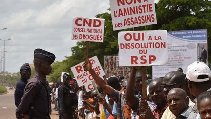 Des manifestants brandissent des pancartes le 23 septembre 2015 à Ouagadougou. 
 (AFP/SIA KAMBOU)