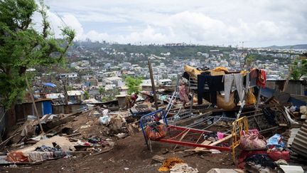 Un bidonville détruit par le passage du cyclone Chido, à Mamoudzou, le 2 janvier 2025. (JULIEN DE ROSA / AFP)