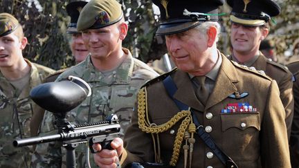 Le prince Charles s'exerce avec un fusil de paintball lors de sa visite chez les "Welsh Guards" &agrave; Londres (Royaume-Uni), le 1er mars 2012. (HUSSEIN ANWAR / SIPA)