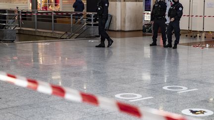 Des policiers en patrouille à la gare du Nord après la menace au couteau de deux&nbsp;membres de la brigade des réseaux ferroviaires, le 14 février 2022 à Paris.&nbsp; (MAXPPP)